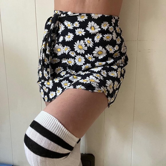 Vintage 90s Laura Tyler Daisy Print Mini Skirt - Picture 3 of 5